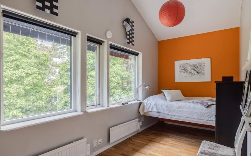 Målning av 7 stora & 14 små träfönster. Norrtälje, Östhamra