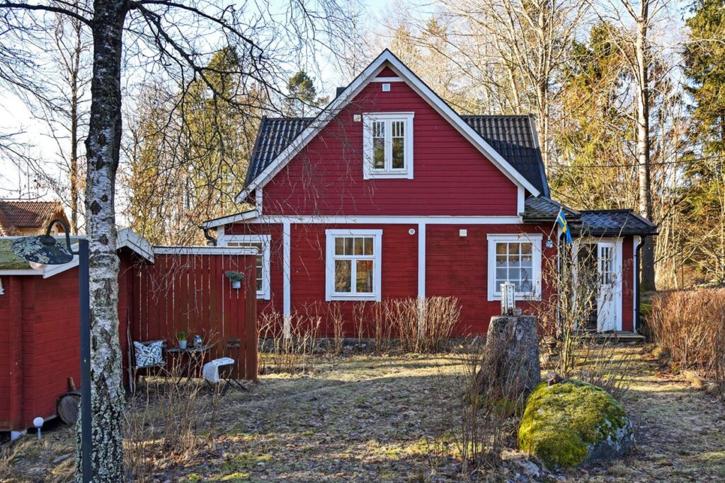 Isolering av träfasad på villa. Danderyd Stocksund.