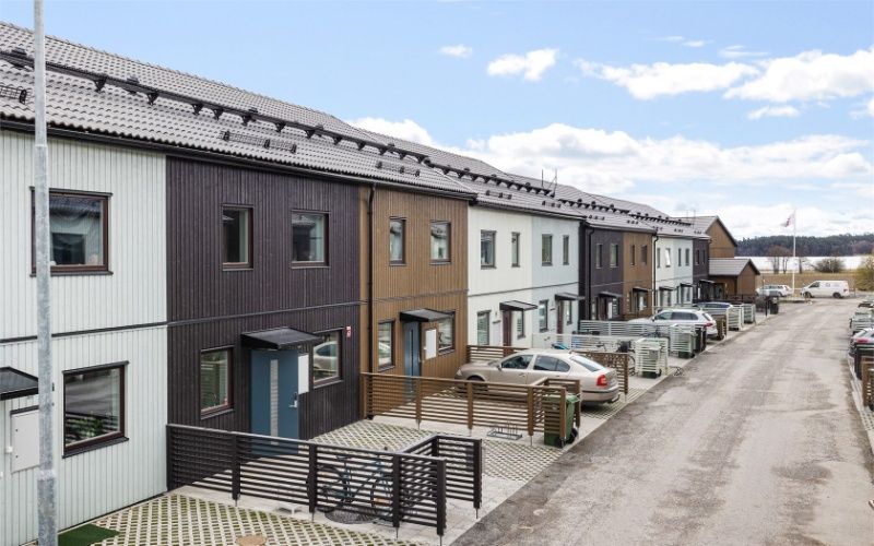 Fönsterrenovering av sidohängda träfönster till radhusslinga. Bergshamra, Norrtälje