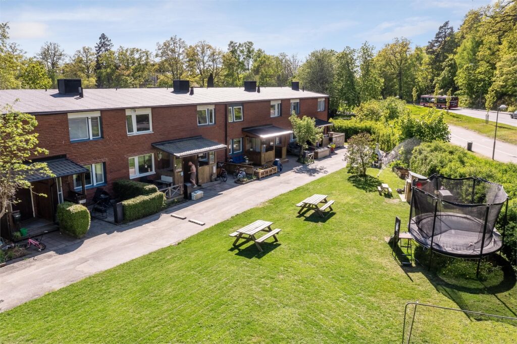 Totalrenovering av betongbalkong med reparation av tätskikt. Huvudsta Solna.