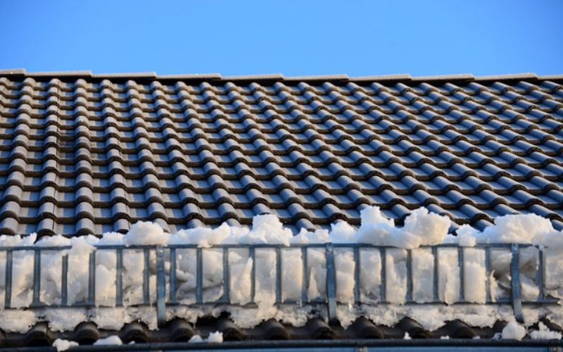 Installerat snörasskydd på 15 löpmeter tak till BRF i Östhamra, Norrtälje