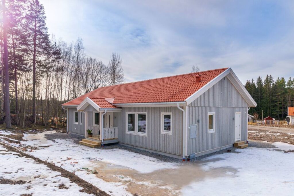 Ommålning av husfasad. Bergshamra Forsa