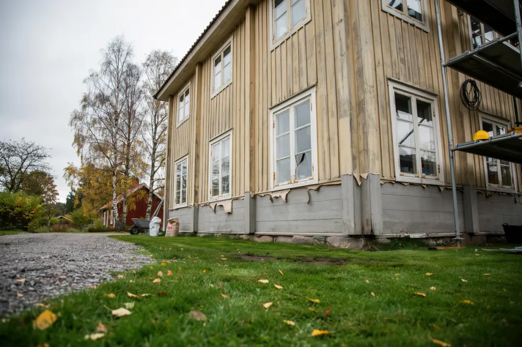 byta panel p huset tecken p att fasaden beh ver renoveras och hur du planerar jobbet r tt
