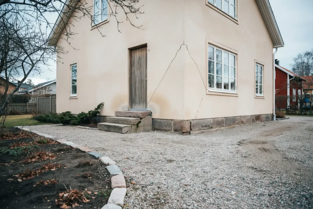 s ttningsskador i huset tidiga tecken vanliga orsaker och r tt tg rder
